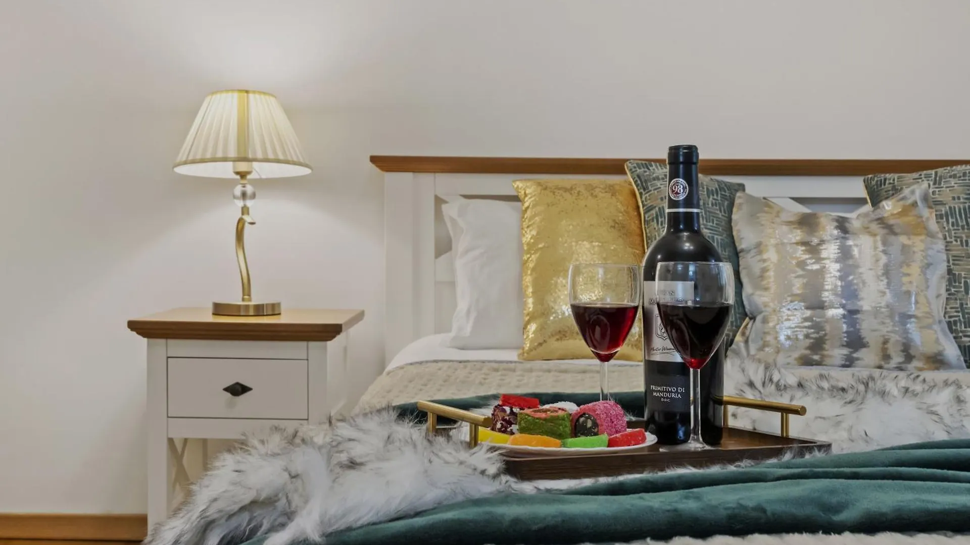 Sweet Luxury Three Rooms Apartment City Center Universitate Bucharest Romania