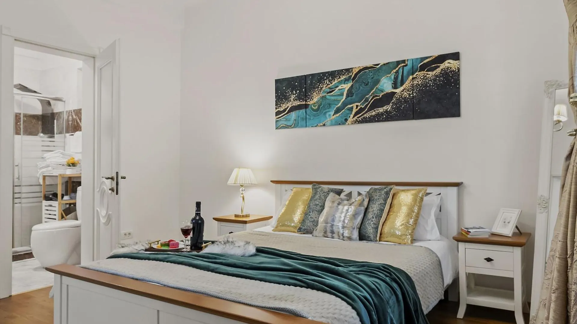 Sweet Luxury Three Rooms Apartment City Center Universitate Bucharest Romania