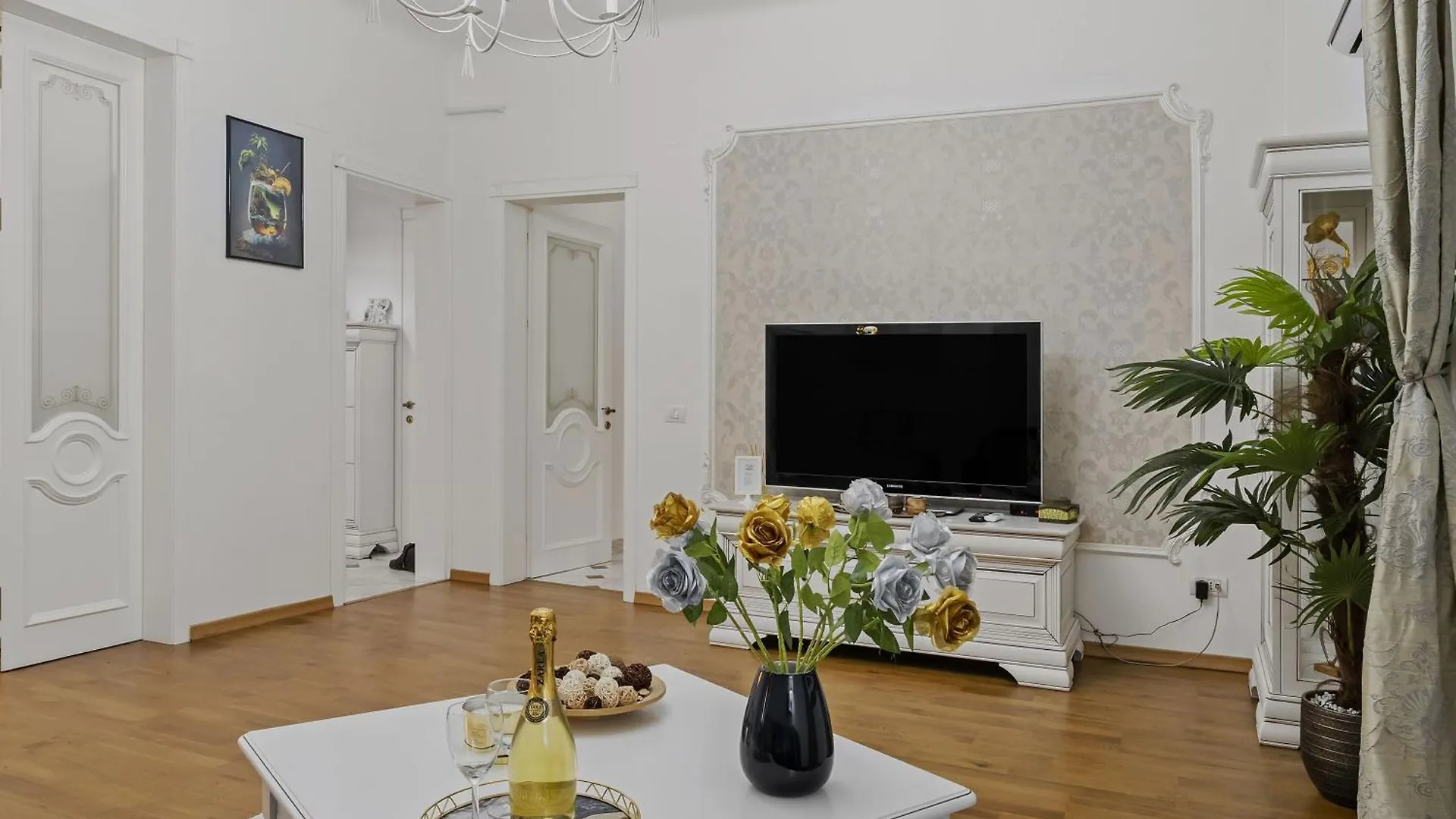 Sweet Luxury Three Rooms Apartment City Center Universitate Bucharest 0*,  Romania