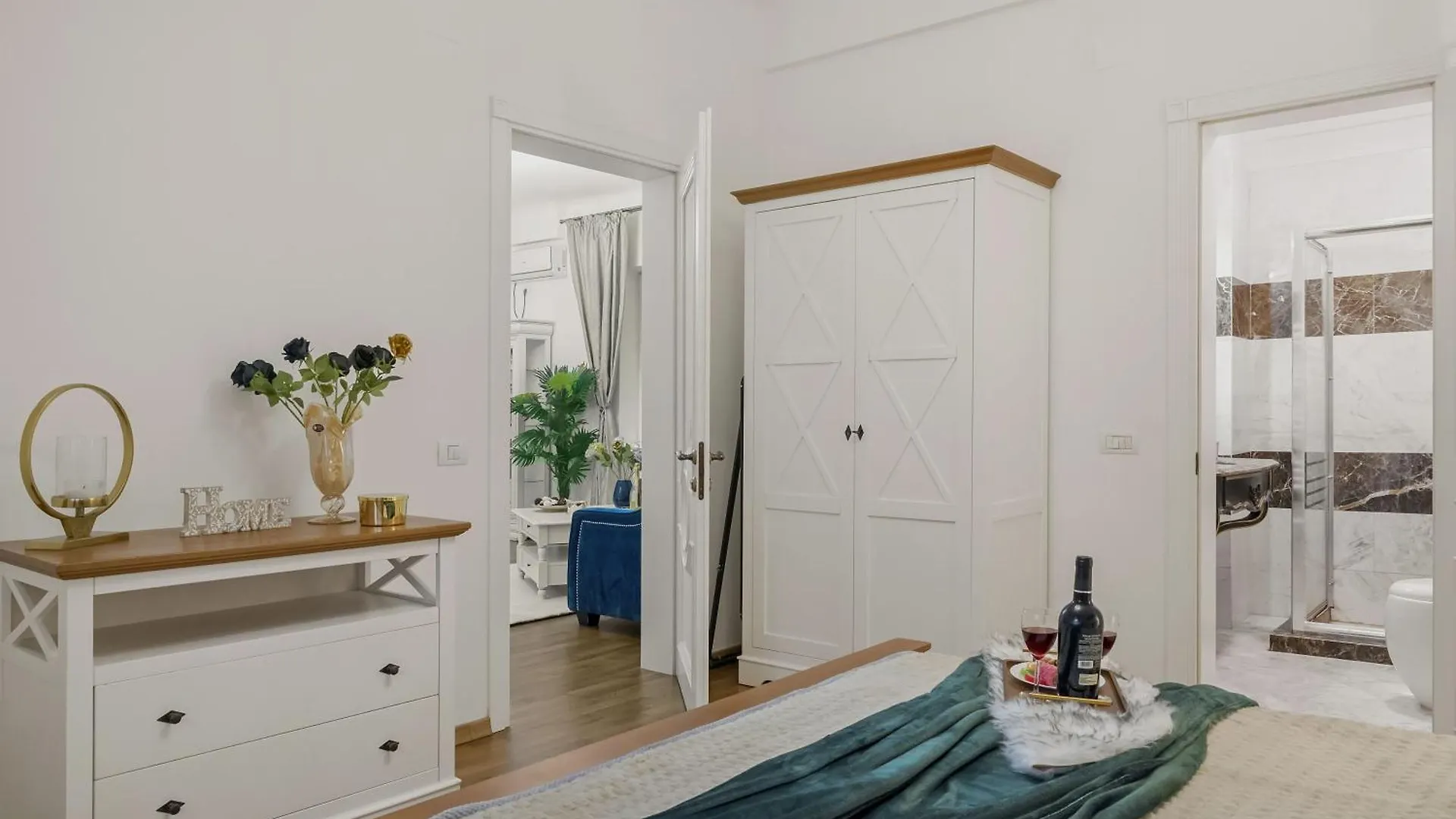 Sweet Luxury Three Rooms Apartment City Center Universitate Bucharest Romania