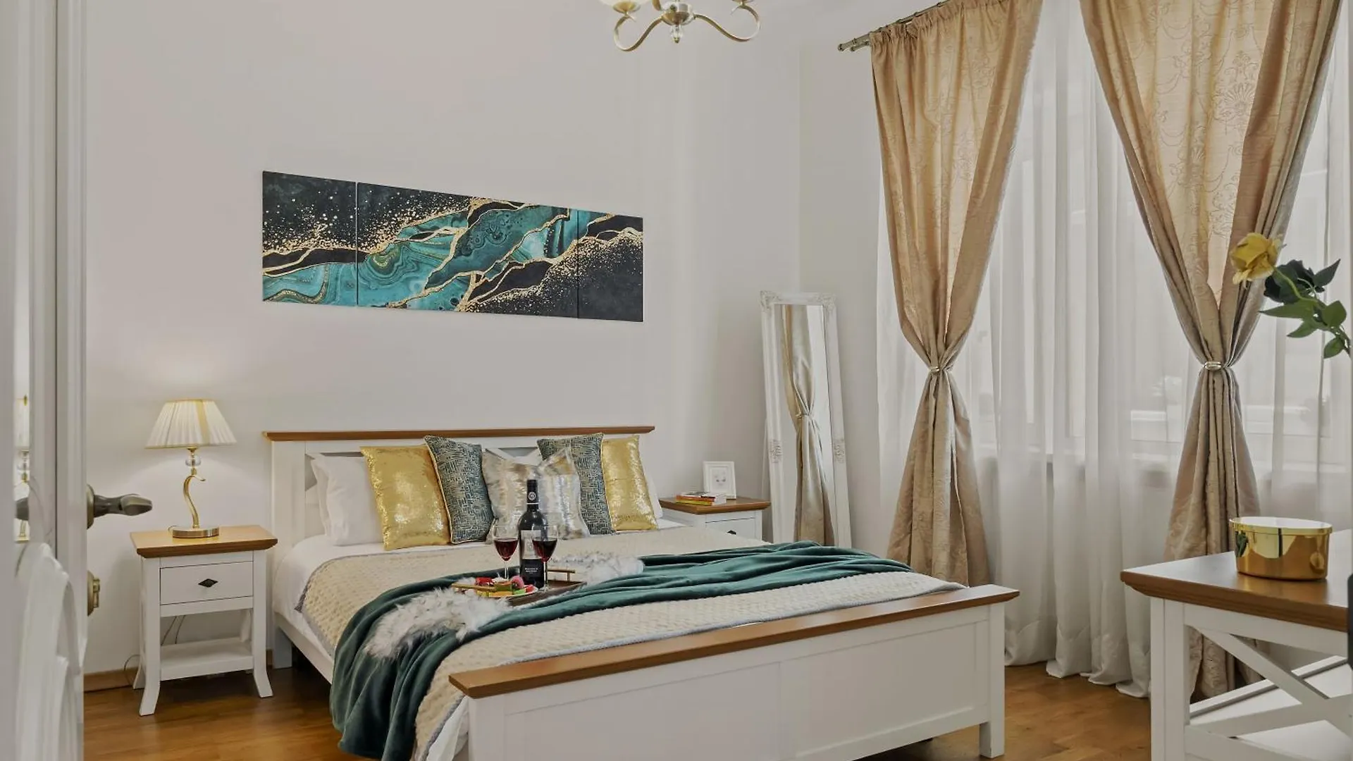 Sweet Luxury Three Rooms Apartment City Center Universitate Bucharest 0*,  Romania