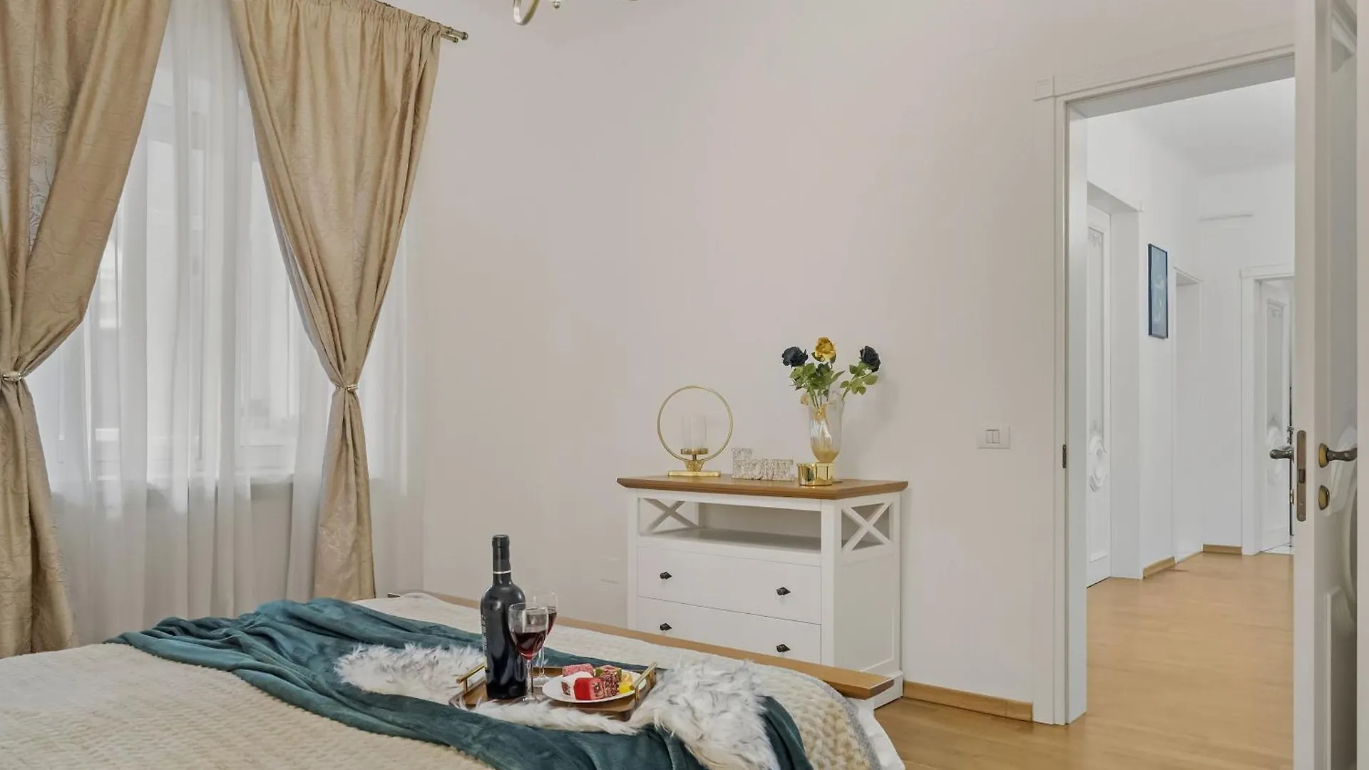 Sweet Luxury Three Rooms Apartment City Center Universitate Bucharest 0*,